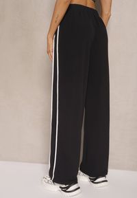 Renee - Czarne Szerokie Spodnie Dresowe High Waist Zdobione Lampasami Sopaline. Okazja: na spacer. Stan: podwyższony. Kolor: czarny. Materiał: dresówka. Wzór: aplikacja. Styl: sportowy, elegancki