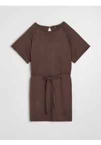 Sinsay - Sukienka z domieszką wiskozy i wiązaniem na plecach - brązowy. Kolor: brązowy. Materiał: wiskoza #1