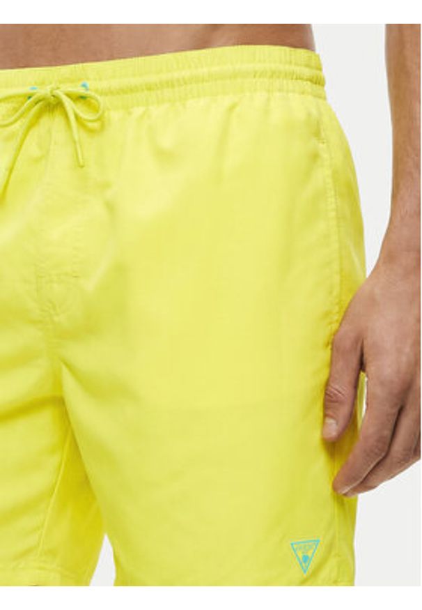 Guess Szorty kąpielowe F6GT24 WG282 MEDIUM Zielony Regular Fit. Kolor: zielony. Materiał: syntetyk