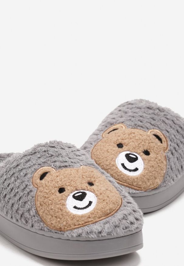 Born2be - Szare Kapcie z Miękkiego Futerka Ozdobione Misiem Geraja. Okazja: do domu. Kolor: szary. Materiał: futro. Wzór: aplikacja. Styl: elegancki