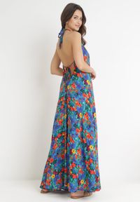 Born2be - Niebieska Rozkloszowana Sukienka Maxi Wiązana na Szyi z Wiskozy w Kwiaty Enisa. Kolor: niebieski. Materiał: wiskoza. Wzór: kwiaty. Sezon: wiosna, lato. Długość: maxi #5