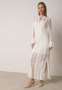 Born2be - Beżowa Koronkowa Sukienka o Taliowanym Kroju z Wiązaniem przy Dekolcie Nevellirae. Kolor: beżowy. Materiał: koronka. Wzór: koronka. Styl: klasyczny, wizytowy #2