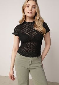 Born2be - Czarna Koronkowa Bluzka o Dopasowanym Kroju z Krótkim Rękawem Noessa. Okazja: na co dzień. Kolor: czarny. Materiał: koronka. Długość rękawa: krótki rękaw. Długość: krótkie. Wzór: koronka. Sezon: lato. Styl: casual #4