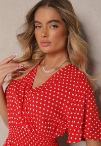 Renee - Czerwona Sukienka z Bawełną i Kopertowym Dekoltem ze Wzorem w Kropki Ldivona. Okazja: na co dzień, na spacer. Kolor: czerwony. Materiał: bawełna. Wzór: kropki. Sezon: lato. Typ sukienki: kopertowe. Styl: elegancki, casual #3
