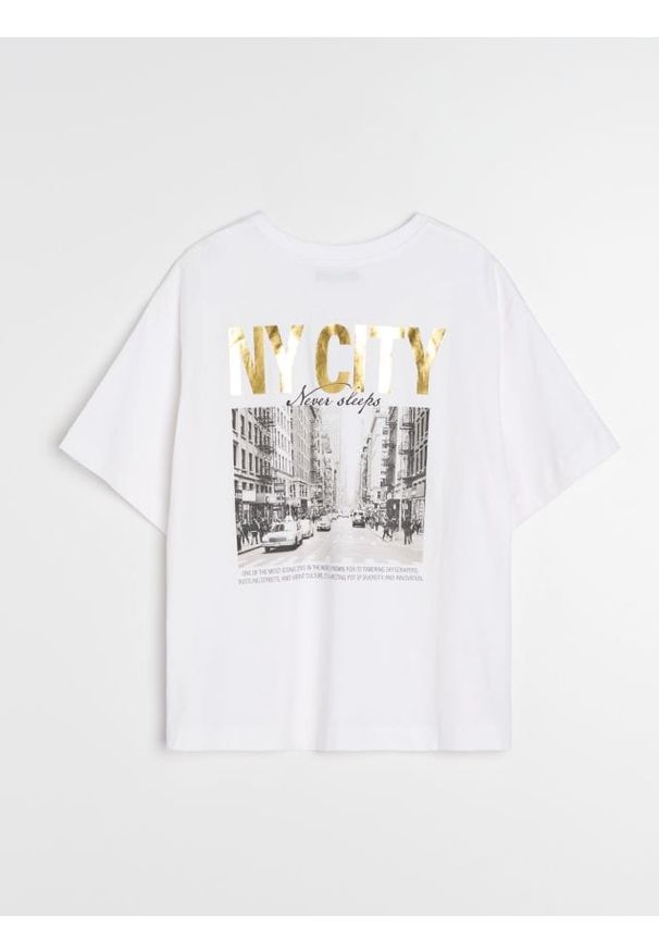 Sinsay - Bawełniana koszulka z nadrukiem na plecach - biały. Kolor: biały. Materiał: bawełna. Wzór: nadruk