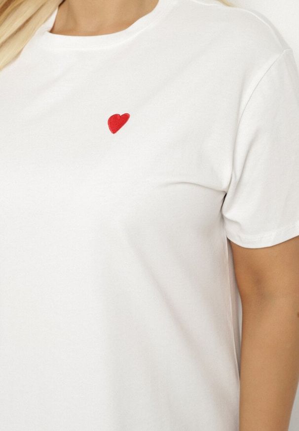 Born2be - Biały Bawełniany T-shirt Ozdobiony Sercem Tolianee. Okazja: na co dzień. Kolor: biały. Materiał: bawełna. Wzór: aplikacja. Styl: klasyczny, casual