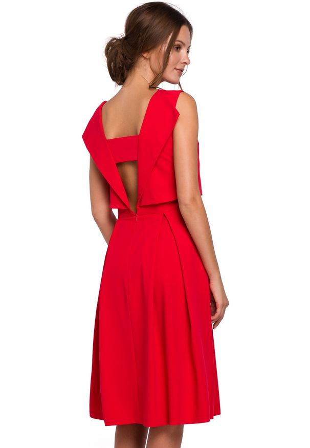 Sukienki.shop - Elegancka rozkloszowana sukienka z dekoltem na plecach czerwona. Okazja: do pracy. Kolor: czerwony. Styl: elegancki. Długość: midi
