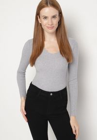 Born2be - Szary Dopasowany Sweter z Nieregularnym Dekoltem w Serek Fenarela. Okazja: na co dzień, do pracy, na spotkanie biznesowe. Typ kołnierza: dekolt w serek. Kolor: szary. Materiał: jeans. Styl: biznesowy, casual #6