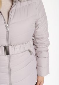 Born2be - Jasnoszara Pikowana Kurtka Zimowa z Paskiem i Kapturem z Futrem z Możliwością Odpięcia Toriella. Okazja: na co dzień. Kolekcja: plus size. Kolor: szary. Długość: długie. Wzór: aplikacja. Materiał: futro. Długość rękawa: długi rękaw. Sezon: zima. Styl: wizytowy, casual, elegancki #6