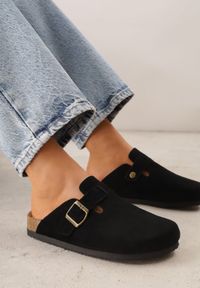 Renee - Czarne Klapki Typu Chodaki z Zamszu Naturalnego z Klamrą Meridnore. Kolor: czarny. Materiał: zamsz. Sezon: lato. Styl: elegancki #1