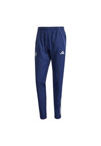 Adidas - Spodnie dresowe Prematch Arsenal 2025/26. Kolor: niebieski. Materiał: dresówka. Sport: piłka nożna
