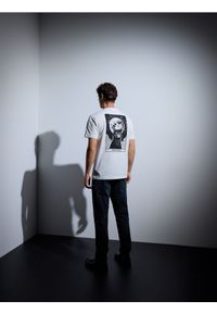 Reserved - T-shirt regular z nadrukiem na plecach - złamana biel. Materiał: dzianina, bawełna. Wzór: nadruk