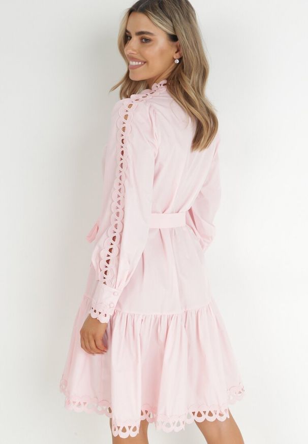 Born2be - Jasnoróżowa Sukienka Midi ze Stójką Perłowymi Guzikami i Wiązanym Paskiem Fenya. Typ kołnierza: kołnierzyk stójkowy. Kolor: różowy. Materiał: materiał. Długość rękawa: długi rękaw. Wzór: ażurowy, aplikacja. Długość: midi