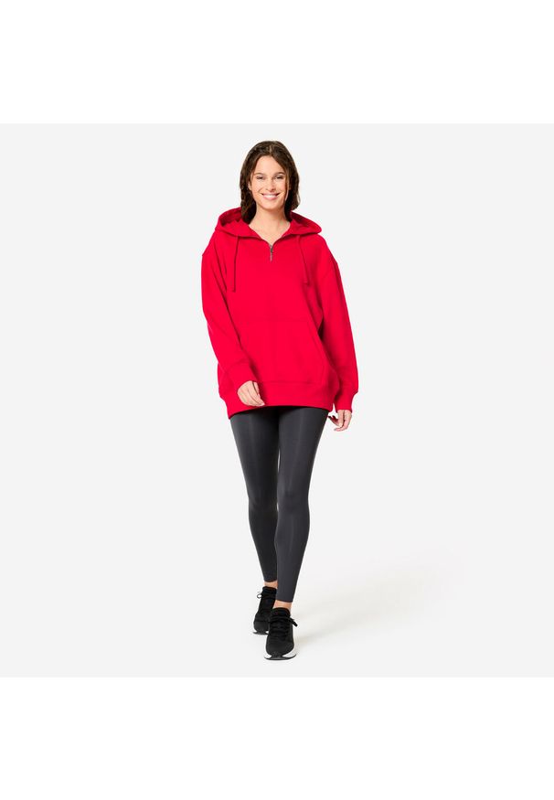 DOMYOS - Bluza z kapturem damska Domyos Gym & Pilates Oversize. Typ kołnierza: kaptur. Kolor: czerwony. Materiał: bawełna, materiał, polar. Sport: joga i pilates