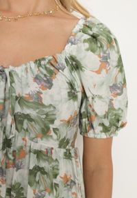 Born2be - Zielona Sukienka z Bufiastymi Rękawami i Wiązaniem przy Dekolcie z Gumką na Plecach Vikninna. Okazja: na randkę, na co dzień. Kolor: zielony. Materiał: jeans. Wzór: kwiaty, aplikacja. Sezon: lato. Styl: casual #4