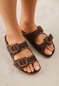 Renee - Brązowe Klapki VICES z Klamrami w Drewnianym Stylu i z Przeszyciami Nerineira. Kolor: brązowy. Sezon: wiosna, lato. Styl: boho, elegancki #4