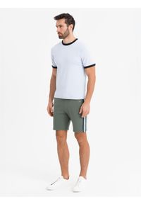 Ombre Clothing - Męskie dresowe szorty z lampasami i ściągaczem w pasie – oliwkowe V2. Okazja: na co dzień. Kolor: oliwkowy. Materiał: dresówka. Wzór: aplikacja. Styl: retro, casual #4