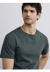 Reserved - T-shirt regular z merceryzowaną bawełną - zielony. Kolor: zielony. Materiał: bawełna