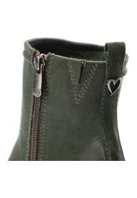 Zielone Botki Marco Tozzi Eleganckie Obuwie Damskie Na Obcasie. Zapięcie: zamek. Kolor: zielony. Materiał: jeans, syntetyk, futro, zamsz. Sezon: zima, jesień. Obcas: na obcasie. Styl: elegancki. Wysokość obcasa: średni #9