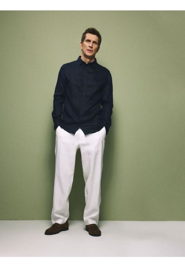 Reserved - Lniana koszula slim fit - granatowy. Kolor: niebieski. Materiał: len