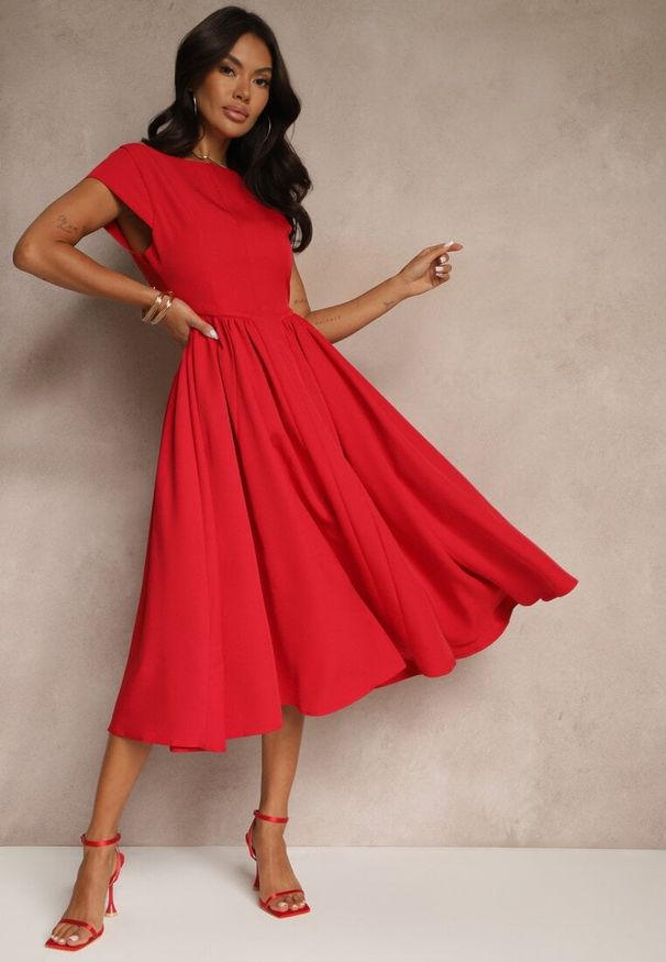 Renee - Czerwona Sukienka Vices o Rozkloszowanym Kroju z Dekoltem w Kształcie Łódki Milioria. Kolor: czerwony. Długość rękawa: krótki rękaw. Styl: klasyczny