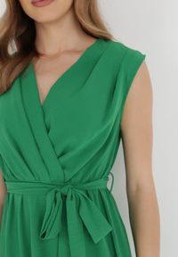Born2be - Zielona Sukienka Feodones. Kolor: zielony. Materiał: materiał. Długość rękawa: bez rękawów. Typ sukienki: kopertowe. Styl: elegancki. Długość: midi #4