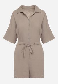 Born2be - Ciemnobeżowy Muślinowy Kombinezon z Bawełny Wiązany w Talii z Guzikami Dlirena. Kolor: beżowy. Materiał: bawełna. Długość rękawa: krótki rękaw. Długość: krótkie. Styl: elegancki #6