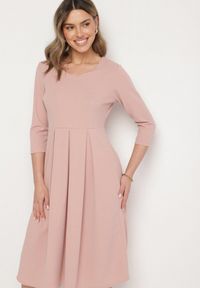 Born2be - Jasnoróżowa Rozkloszowana Sukienka z Rękawem 3/4 Nomiel. Typ kołnierza: dekolt w kształcie V. Kolor: różowy. Typ sukienki: rozkloszowane. Styl: klasyczny, elegancki #5