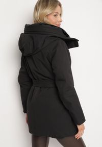 Born2be - Czarna Pikowana Kurtka z Bawełną o Długim Kroju z Kapturem i Paskiem Senathiel. Okazja: na co dzień. Typ kołnierza: kaptur. Kolor: czarny. Materiał: bawełna. Długość: długie. Styl: casual, elegancki #2