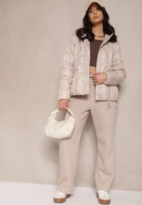 Renee - Beżowa Kurtka z Kapturem Sznurkami i Ozdobnymi Przeszyciami Karedia. Okazja: na co dzień. Typ kołnierza: kaptur. Kolor: beżowy. Materiał: jeans. Styl: sportowy, casual #4