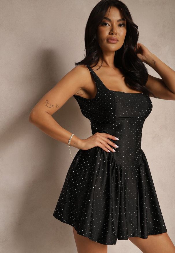 Renee - Czarna Sukienka Ozdobiona Cyrkoniami z Kokardą i Usztywnionymi Miseczkami Jesaltia. Typ kołnierza: kokarda. Kolor: czarny. Długość rękawa: na ramiączkach. Wzór: aplikacja. Styl: wizytowy