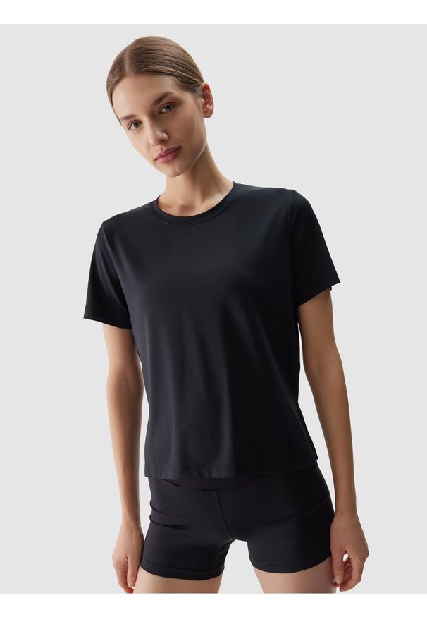 4f - Koszulka treningowa z materiału z recyklingu damska - czarna. Kolor: czarny. Materiał: materiał. Długość rękawa: krótki rękaw. Długość: krótkie. Wzór: ze splotem, jednolity, gładki. Sport: fitness