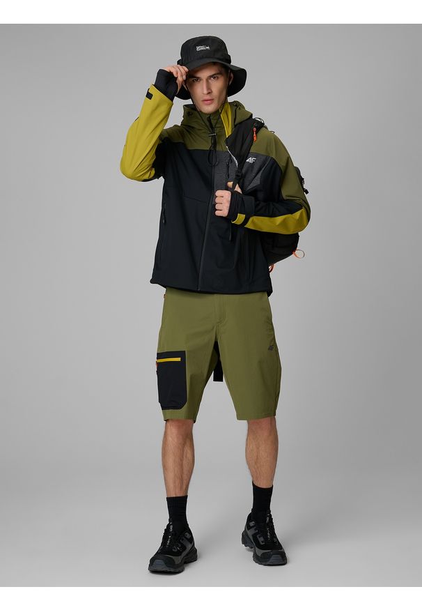 4f - 4F Kurtka softshell wiatroodporna membrana 10000 męska - khaki S. Kolor: oliwkowy, brązowy, wielokolorowy. Materiał: softshell. Długość: długie. Sport: turystyka piesza