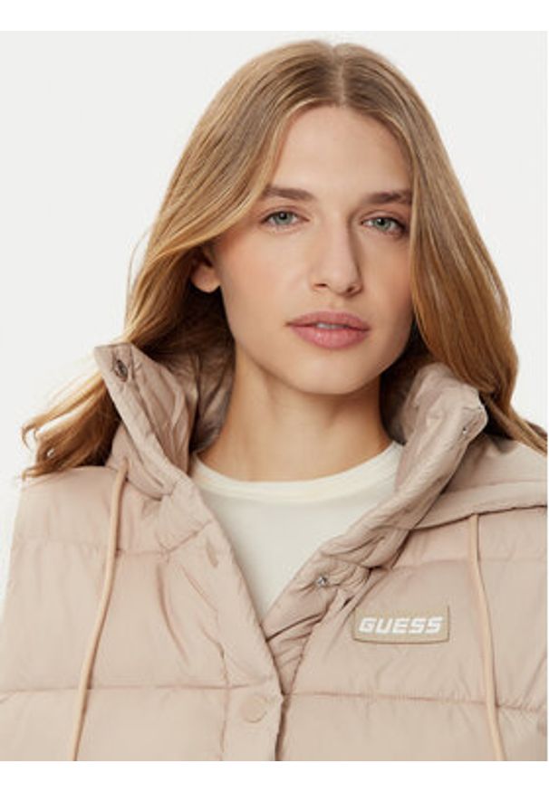 Guess Bezrękawnik V4RL02 WFYE2 Beżowy Regular Fit. Kolor: beżowy. Materiał: syntetyk. Długość rękawa: bez rękawów