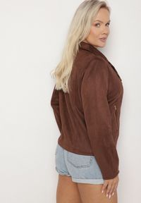 Born2be - Brązowa Kurtka Ramoneska z Imitacji Zamszu z Asymetrycznym Suwakiem Maisen. Kolekcja: plus size. Kolor: brązowy. Materiał: zamsz #4
