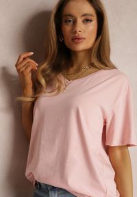 Renee - Jasnoróżowy T-shirt Nikoneus. Typ kołnierza: dekolt w kształcie V. Kolekcja: plus size. Kolor: różowy. Materiał: dzianina. Długość rękawa: krótki rękaw. Długość: krótkie. Wzór: gładki. Styl: klasyczny #5