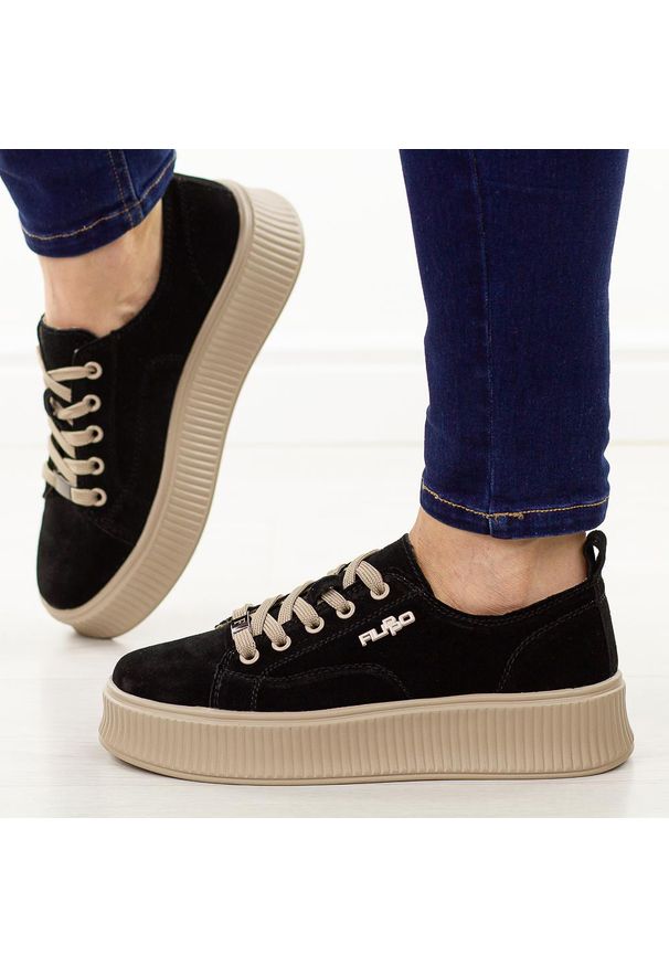 Czarne skórzane półbuty damskie Filippo Dp6122/26. Nosek buta: okrągły. Kolor: czarny. Materiał: skóra. Sezon: jesień, wiosna, lato. Obcas: na platformie. Styl: klasyczny, elegancki