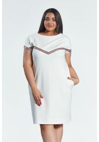 Moda Size Plus Iwanek - Sukienka Jula w kolorze ecru z lampasami duże rozmiary OVERSIZE PLUS SIZE WIOSNA. Kolekcja: plus size. Materiał: materiał, bawełna, skóra, elastan. Długość rękawa: krótki rękaw. Wzór: aplikacja. Sezon: wiosna. Typ sukienki: dla puszystych, oversize. Styl: elegancki #1