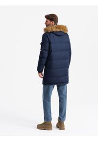 Ombre Clothing - Długa ciepła kurtka męska z kapturem typu parka – granatowa V1 OM-JALJ-0182 - XXL. Typ kołnierza: kaptur. Kolor: niebieski. Materiał: poliester, syntetyk, materiał, tkanina, futro. Długość: długie. Wzór: ze splotem, aplikacja, paski. Styl: elegancki #7