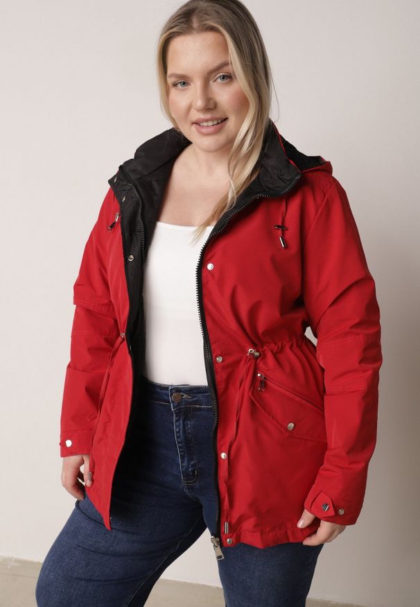 Born2be - Czerwono-Czarna Przejściowa Kurtka Dwustronna Parka z Pikowaniem i Kapturem Tidare. Okazja: na spacer, na co dzień. Kolekcja: plus size. Kolor: czerwony. Materiał: poliester, jeans. Styl: casual, sportowy