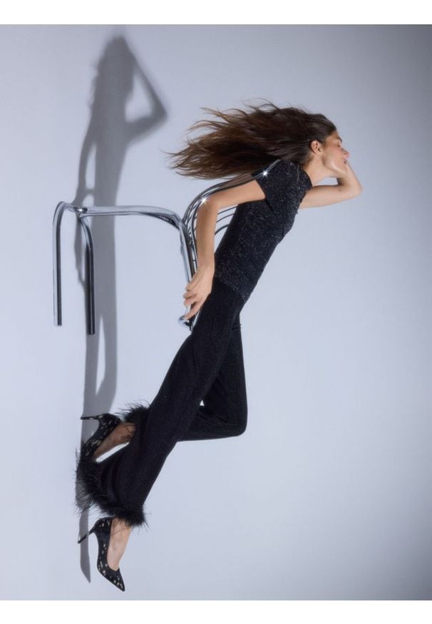 Reserved - Spodnie z piórami - czarny. Kolor: czarny. Materiał: dzianina. Wzór: gładki