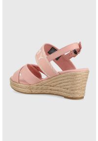 TOMMY HILFIGER - Tommy Hilfiger sandały SEASONAL WEBBING MID WEDGE damskie kolor różowy na koturnie FW0FW07091. Zapięcie: klamry. Kolor: różowy. Materiał: bawełna, guma. Obcas: na koturnie #4