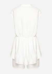 Born2be - Biały Krótki Kombinezon z Falbankami i Kołnierzykiem Laravia. Kolor: biały. Długość: krótkie. Styl: elegancki, wizytowy #5