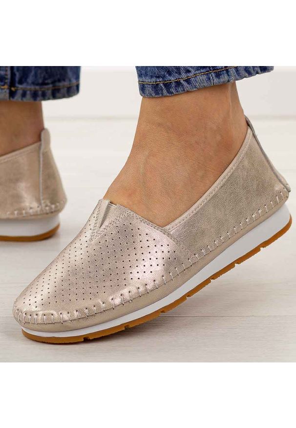 Złote skórzane półbuty damskie S.Barski 7049. Okazja: na co dzień. Kolor: złoty. Materiał: skóra. Szerokość cholewki: normalna. Sezon: wiosna, jesień, lato. Styl: casual, elegancki, klasyczny