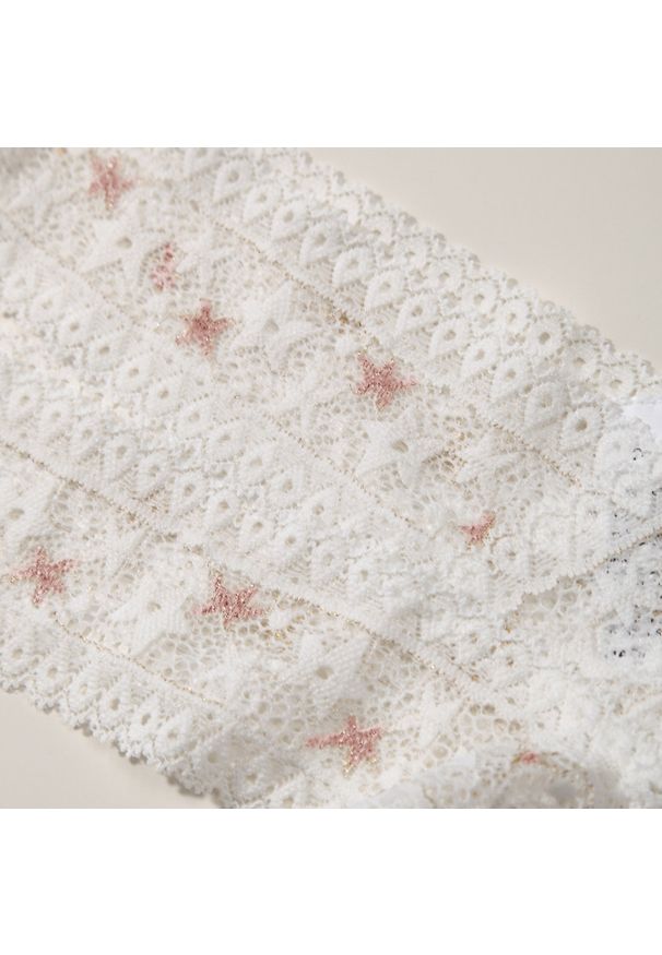 Intica - Koronkowe majtki z podwójną gumką dla optymalnego wsparcia Hrissoula. Kolor: biały. Materiał: koronka. Wzór: koronka