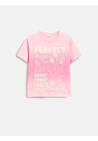 Reserved - Luźny t-shirt z nadrukiem - pastelowy róż. Kolor: różowy. Materiał: bawełna. Wzór: nadruk #1