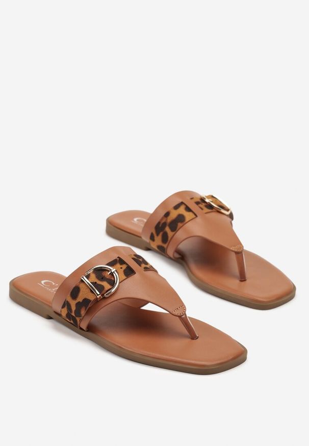 Renee - Jasnobrązowe Klapki z Ozdobną Klamerką i Wstawkami Animal Print Savicelle. Kolor: brązowy. Materiał: len. Wzór: nadruk. Sezon: lato. Styl: elegancki