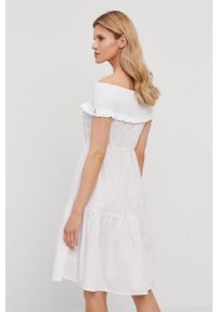 Patrizia Pepe Sukienka kolor biały mini rozkloszowana. Typ kołnierza: dekolt hiszpanka. Kolor: biały. Materiał: tkanina. Wzór: gładki. Typ sukienki: rozkloszowane. Długość: mini #3