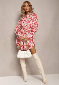 Renee - Czerwono-Biała Mini Sukienka o Rozkloszowanym Koszulowym Fasonie w Kwiatowy Print Enda. Kolor: czerwony. Materiał: materiał. Wzór: nadruk, kwiaty. Typ sukienki: koszulowe. Długość: mini #4