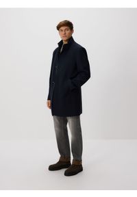 Reserved - Płaszcz ze stójką - granatowy. Typ kołnierza: kołnierzyk stójkowy. Kolor: niebieski. Materiał: tkanina. Wzór: gładki #1